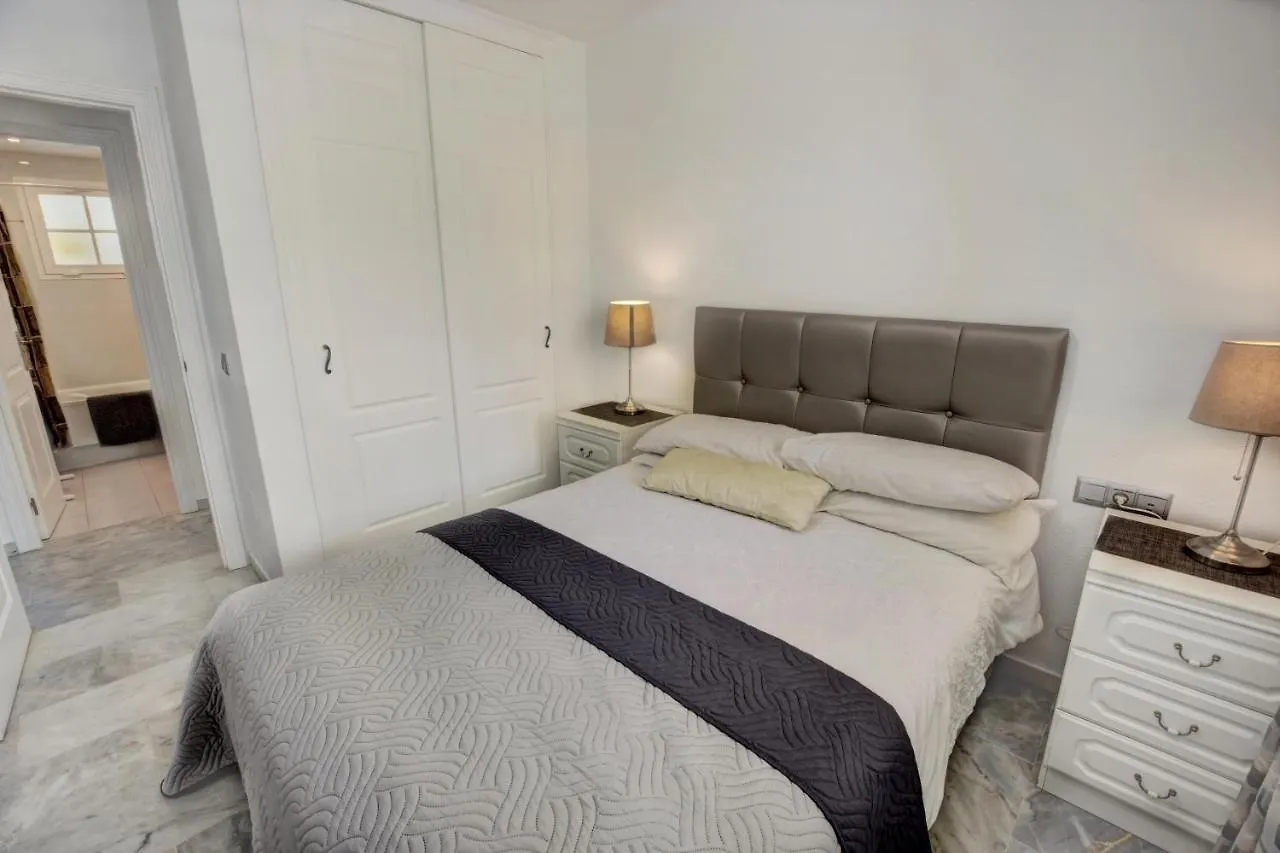 Timon Ii, Luxury 3 Bedroom Beachside Apartment Benalmadena Spain