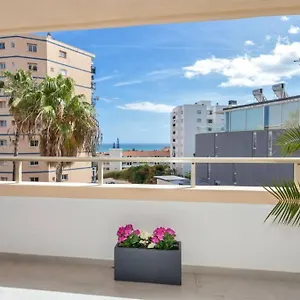 https://gran-terraza-andando-a-la-playa-puerto-marina.1costadelsol.com